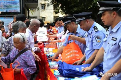 洲瑞鎮最大工廠門口聚集民警引發關注，工人圍觀健身休閑活動